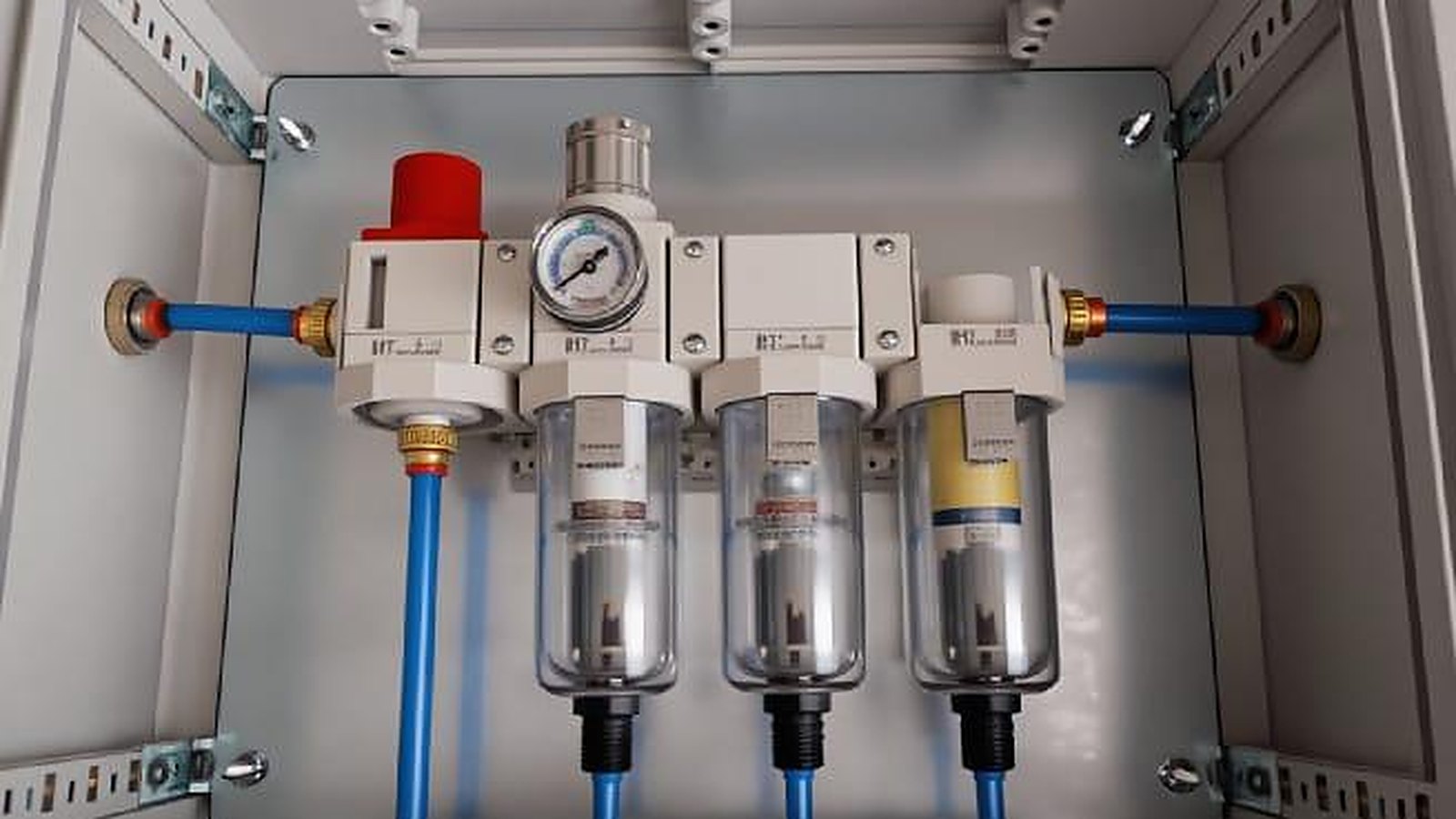 Gabinete de tratamiento de aire comprimido con filtro, regulador y lubricador instalados